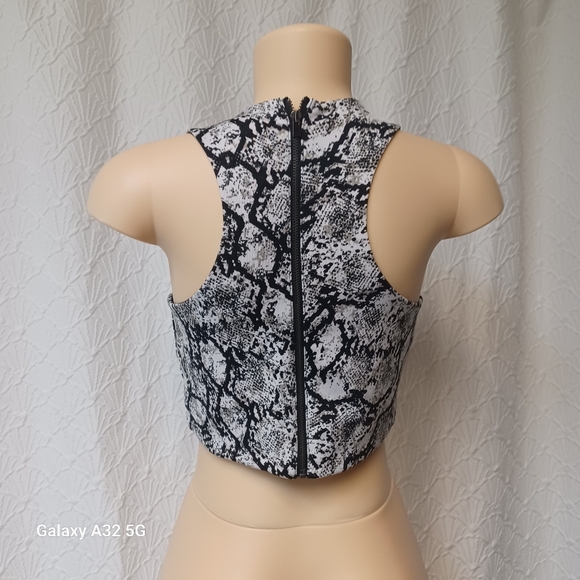 Express  Women Top Size M Black and White Fitted Crop Tank Top - Picture 5 of 9